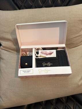 Jessica Simpson Wallet Card Case and AirPod Carrier Gift Set